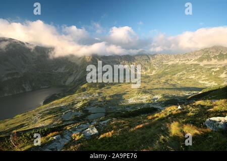 Tal in der polnischen Tatra in der Morgendämmerung. Die Tatra sind die höchsten Gipfel der Karpaten auf die polnisch-slowakische Grenze. Stockfoto