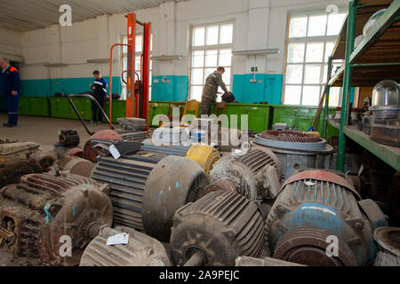 Belarus, die Stadt von Gomil, 25. April 2019. Holz Verarbeitungsbetrieb. Alte elektrische Motoren von industriellen Maschinen Stockfoto