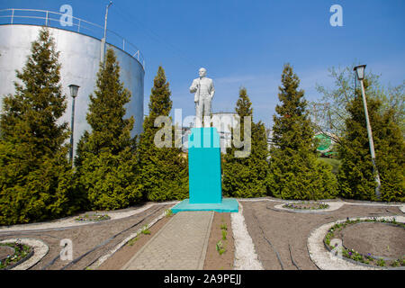 Belarus, die Stadt von Gomil, 25. April 2019. Holz Verarbeitungsbetrieb. Statue von Lenin in der Fabrik. Stockfoto