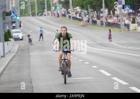 Belarus, die Stadt Gomel am Juni 05, 2019. Urlaub in der Stadt. ein Mann reitet ein Fahrrad in der Stadt Stockfoto