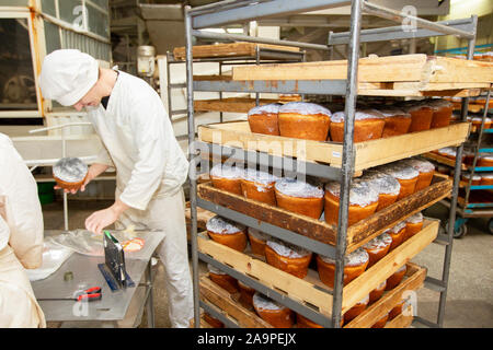 Belarus, die Stadt von Gomil, 25. April 2019. Bäckerei Bäckerei Arbeitnehmer dekorieren Ostern Stockfoto