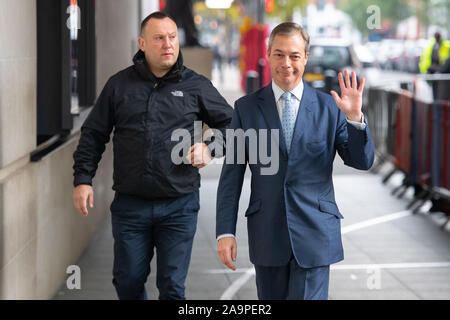 Brexit-Chef Nigel Farage kommt an BBC Broadcasting House in London auf der Andrew Marr Show zu erscheinen. Stockfoto