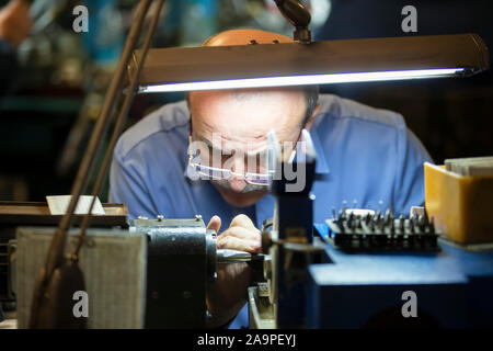 Belarus, die Stadt von Gomil, 24. April 2019. Schmuck Industrie. Arbeitnehmer eingravierung von Diamanten. Stockfoto