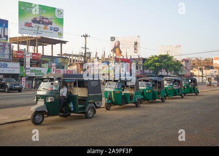 ANURADHAPURA, SRI LANKA - 12. MÄRZ 2015: Tuk-tuks auf einer Straße der Stadt warten auf Passagiere in den frühen Morgenstunden Stockfoto