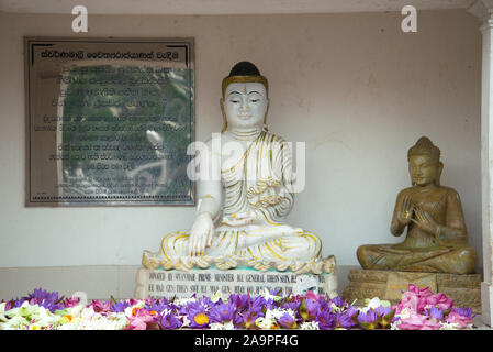 ANURADHAPURA, SRI LANKA - 12. MÄRZ 2015: Zwei Statuen eines sitzenden Buddha im Heiligtum der Ruwanwelisaya Dagoba Stockfoto