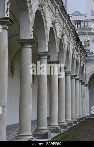 Marmorsäulen im Chiostro Grande, eine ehemalige Klosteranlage, die Certosa di San Martino, Neapel, Italien, Europa. Stockfoto