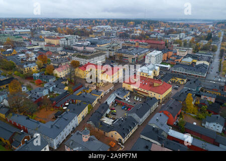 PORVOO, Finnland - 19. OKTOBER 2019: Luftaufnahme der zentrale Teil der modernen Porvoo an einem bewölkten Oktober Tag Stockfoto