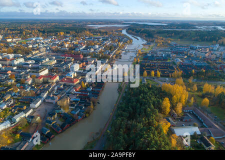 Blick aus grosser Höhe der finnischen Stadt Porvoo Oktober Nachmittag. Finnland Stockfoto