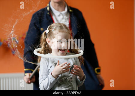 Belarus, die Stadt Gomel am 10. April 2016. Kinder Urlaub. Das Mädchen in der Seifenblase. Kinder haben viel Spaß bei der Party. Stockfoto