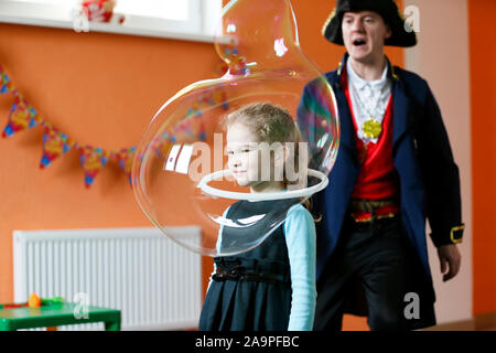 Belarus, die Stadt Gomel am 10. April 2016. Kinder Urlaub. Das Mädchen in der Seifenblase. Kinder haben viel Spaß bei der Party. Stockfoto