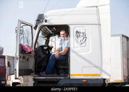 Belarus, die Stadt von Gomil, 24. April 2019. Motor Depot. Lkw-Fahrer in einem Auto cab Stockfoto