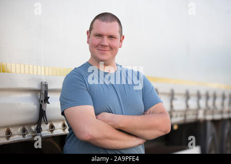 Belarus, die Stadt von Gomil, 24. April 2019. Fahrgemeinschaft. Porträt einer echten LKW-Fahrer Stockfoto