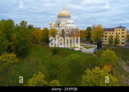 Blick auf die St. Nikolaus Marine Kathedrale an einem bewölkten Oktober tag (Aufnahmen aus quadrocopter). Kronstadt, St. Petersburg Stockfoto