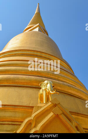 Skulptur von Elefanten an der Basis der goldenen Stupa des buddhistischen Tempel Wat Bowonniwetwiharn Ratchaworawiharn. Bangkok, Thailand Stockfoto