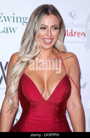 London, Großbritannien. 16 Nov, 2019. Holly Hagan nimmt an den Caudwell Kinder Schweben wie ein Schmetterling Kugel am Grosvenor House in London. Credit: SOPA Images Limited/Alamy leben Nachrichten Stockfoto