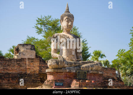 SUKHOTAI, THAILAND - 29. Dezember 2016: Eine antike Skulptur eines sitzenden Buddha close-up. Ruinen von Wat Mae Chon buddhistischer Tempel. Sukhotai Historische Stockfoto