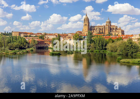 Die spätgotische und barocke Catedral Nueva, oder Neue Kathedrale, über den Fluss Tormes, Provinz Salamanca, Salamanca, Kastilien und Leon, Spanien gesehen. Th Stockfoto