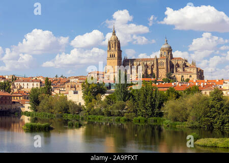 Die spätgotische und barocke Catedral Nueva, oder Neue Kathedrale, über den Fluss Tormes, Provinz Salamanca, Salamanca, Kastilien und Leon, Spanien gesehen. Th Stockfoto