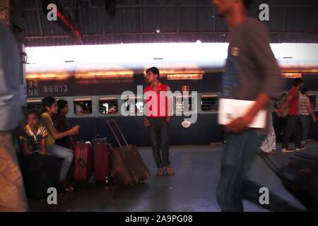 Trainieren Sie Passagiere, die auf die Abfahrtszeit warten, am Passagierplattform des Bahnhofs Agra Cantonment in Agra, Uttar Pradesh, Indien. Stockfoto