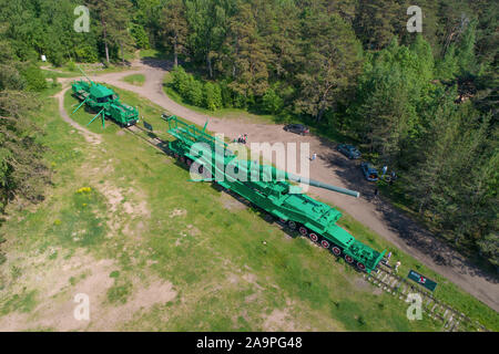 KRASNOFLOTSK, Russland - Juni 06, 2019: alte Eisenbahn Artillerie Installationen auf dem Gebiet der Fort' Krasnaya Gorka' auf einem sonnigen Juni Tag (Schießen Stockfoto