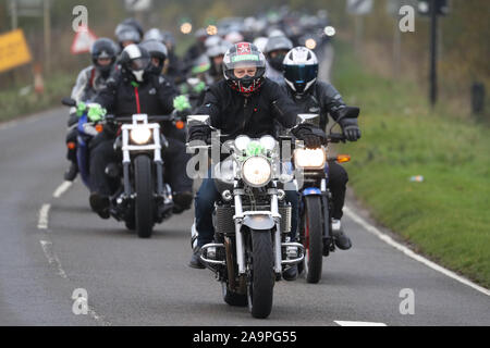 Ein Motorrad Konvoi folgt Harry Dunn's letzte Fahrt in Brackley als Tribut an die Teenager, der starb, als sein Motorrad in einem Kopf beteiligt war - auf Kollision in der Nähe der RAF Croughton, Northamptonshire, im August. Stockfoto