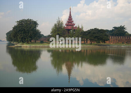 Am frühen Morgen auf den Mauern der alten Stadt. Mandalay, Myanmar (Birma) Stockfoto