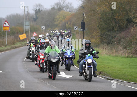 Ein Motorrad Konvoi folgt Harry Dunn's letzte Fahrt in Brackley als Tribut an die Teenager, der starb, als sein Motorrad in einem Kopf beteiligt war - auf Kollision in der Nähe der RAF Croughton, Northamptonshire, im August. Stockfoto