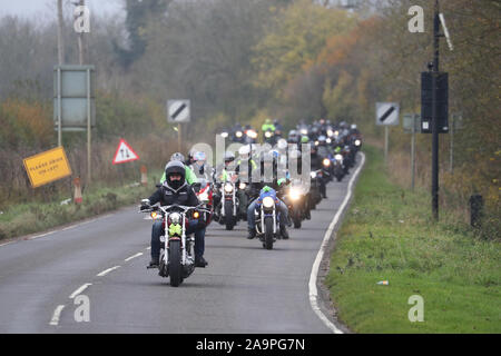 Ein Motorrad Konvoi folgt Harry Dunn's letzte Fahrt in Brackley als Tribut an die Teenager, der starb, als sein Motorrad in einem Kopf beteiligt war - auf Kollision in der Nähe der RAF Croughton, Northamptonshire, im August. Stockfoto