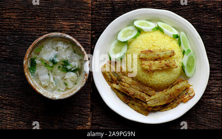 Vietnamesische Küche, veganes Gericht aus Gemüse, in Salz marinierte Pfeilwurzel, Citronella, frittiert, köstliche vegetarische Mahlzeit Reisgericht zum Abendessen Stockfoto