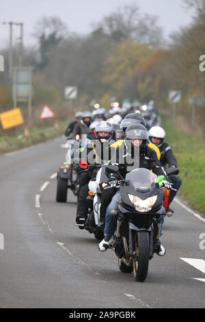 Ein Motorrad Konvoi folgt Harry Dunn's letzte Fahrt in Brackley als Tribut an die Teenager, der starb, als sein Motorrad in einem Kopf beteiligt war - auf Kollision in der Nähe der RAF Croughton, Northamptonshire, im August. Stockfoto