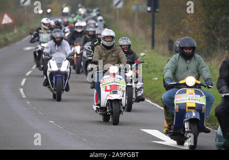 Ein Motorrad Konvoi folgt Harry Dunn's letzte Fahrt in Brackley als Tribut an die Teenager, der starb, als sein Motorrad in einem Kopf beteiligt war - auf Kollision in der Nähe der RAF Croughton, Northamptonshire, im August. Stockfoto