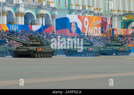 ST. PETERSBURG, Russland - 07. MAI 2017: Tank Spalte an der Generalprobe der Militärparade zu Ehren des Sieges Stockfoto