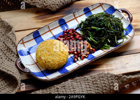 Vietnamesische vegane Lebensmittel, vegetarisches Mittagessen mit hoher Faser-Lebensmittel, gebratener Reis mit Kürbis in gelb, Wasser Morgen glorreichen braten Tofu-Käse, gebratene Erdnuss Stockfoto