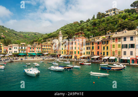 Schöne Portofino in Italien mit bunten Häusern und Villen, Fischerboote und luxuriöse Yachten in der kleinen Bucht Hafen - Ligurien, italienische Reiseziele Stockfoto