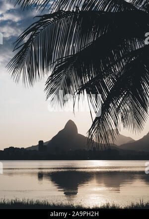 Morro Dois Irmaoes Berg, ins Portugiesische wie zwei Brüder Berg übersetzt, wie von Lagoa Rodrigo de Freitas bei Sonnenuntergang in Rio de Janeiro gesehen Stockfoto