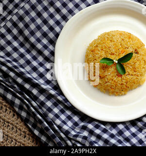 Ansicht von oben vietnamesisch Essen mit veganes Essen, weiße Teller mit gebratener Reis mit Kürbis in Gelb, vegetarische Mahlzeit so lecker für schnelles Abendessen Stockfoto