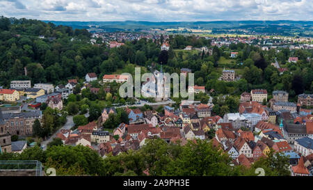 Kulmbach 2019. Luftaufnahme der Stadt. Das historische Zentrum ist offensichtlich, die Hügel rund um. August 2019 in Kulmbach. Stockfoto