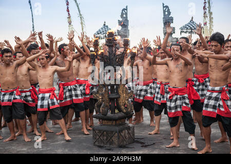 Bali, Indonesien - 3. März 2013: Kecak-Tanz ist ein traditionelles Ritual von Bali, Indonesia.This Tanz in Uluwatu Temple.Blurred ersch angezeigt wird Stockfoto