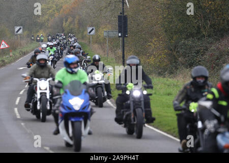 Ein Motorrad Konvoi folgt Harry Dunn's letzte Fahrt in Brackley als Tribut an die Teenager, der starb, als sein Motorrad in einem Kopf beteiligt war - auf Kollision in der Nähe der RAF Croughton, Northamptonshire, im August. Stockfoto