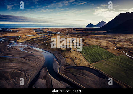 Luftaufnahme von Gletscher Flusslandschaft in der östlichen Region von Island Stockfoto