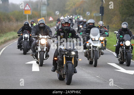 Ein Motorrad Konvoi folgt Harry Dunn's letzte Fahrt in Brackley als Tribut an die Teenager, der starb, als sein Motorrad in einem Kopf beteiligt war - auf Kollision in der Nähe der RAF Croughton, Northamptonshire, im August. Stockfoto