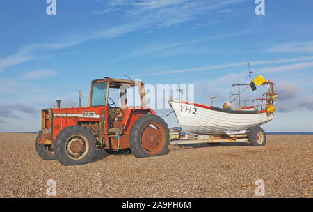 Eine Küstenfischerei Boot auf Trailer mit Traktor auf den Schindel Ridge in North Norfolk an cley-next-the-Sea, Norfolk, England, Vereinigtes Königreich, Europa. Stockfoto