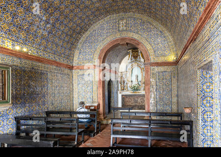 In der Nähe von Lissabon, Portugal Ericeira. Die Kapelle im Dorf mit einem Fliesen- und Interieur Stockfoto