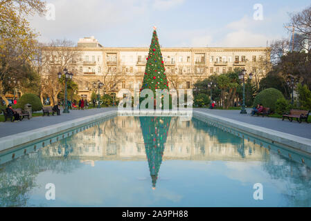 BAKU, Aserbaidschan - Januar 04, 2018: Weihnachtsbaum an der Stadt Brunnen auf einem sonnigen Januar Vormittag Stockfoto