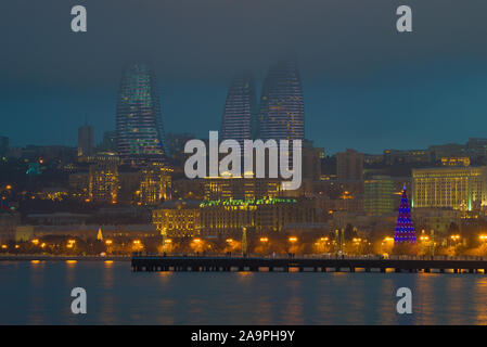 BAKU, Aserbaidschan - Januar 04, 2018: Flamme Türme im Stadtbild an einem nebligen Abend Januar Stockfoto