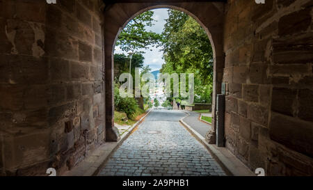 Kulmbach 2019. Portal der schloss von Plassenburg. Von seiner Lage auf einem Hügel, die Stadt und das umliegende Tal dominiert. August 2019 in Kulmb Stockfoto