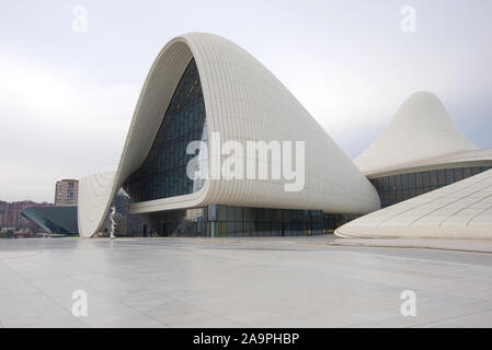 BAKU, Aserbaidschan - Januar 05, 2018: Am Eingang der Heydar Aliyev Zentrum an einem bewölkten Januar Tag Stockfoto