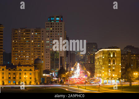 BAKU, Aserbaidschan - Januar 05, 2018: Moderne Baku auf einem Januar Abend Stockfoto