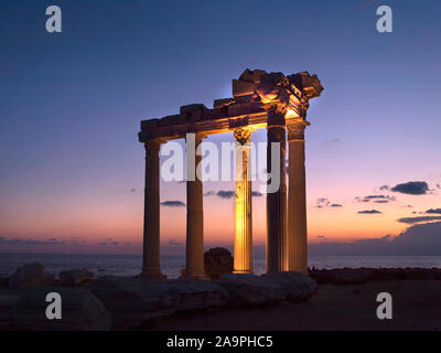 Die Ruinen der Tempel des Apollo im südlichen Mittelmeerraum Türkei bei Sonnenuntergang entfernt Stockfoto