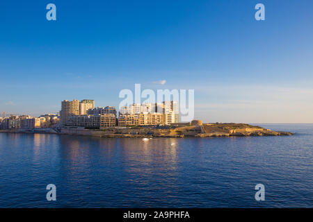 Residental Gebäude am Tigne Point im Sonnenaufgang, Sliema, Malta Stockfoto